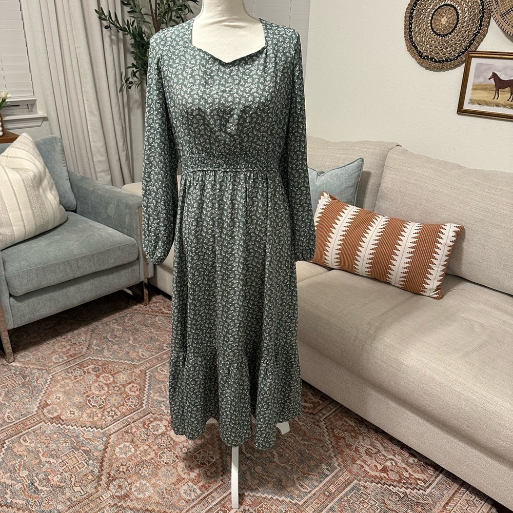 Green and white dress with leaves 🍃 
⭐️⭐️ absolutely stunning dress⭐️⭐️🍃🍃🍃